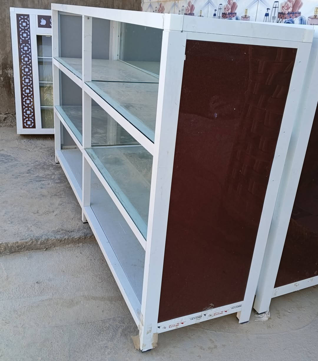 ميوز عرض (فاترينة) للبيع 🏷️
للبيع ثلاث ميوز عرض ألمنيوم وزجاج نظيف جداً وبحالة ممتازة، يفيدك كلش لتجهيز أي محل (موبايلات، عطور، إكسسوارات، أو غيرها).
المواصفات: فريم ألمنيوم أبيض قوي مع رفوف زجاجية واضحة ومرتبة.
السعر: 450 ألف دينار.
للتواصل: *********** (اتصال مباشر أو واتساب).
