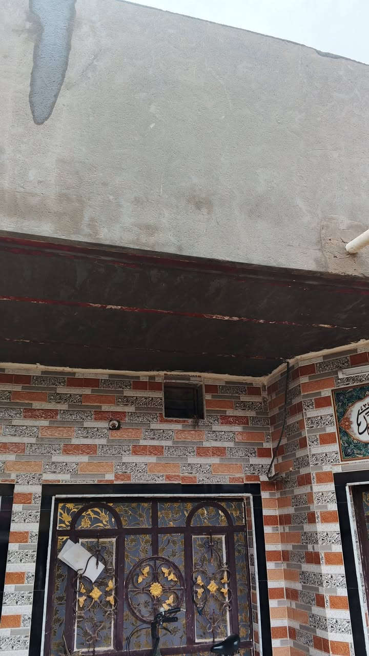 سلام عليكم دار للبيع المساحة فوك ال150 متر طابو صرف
الموقع: بداية حي لأصدقاء قرب ساحة ناجي 
يتكون من غرف نوم 2 
1 غرفة نوم 5 في 4 
2 غرفة نوم 5 في 3 ونص 
3 صالة 7  في 4 ونص 
4 استقبال 6 في 4 
مطبخ 4 في 3 ونص 
طارمة + صحيات جاهزة 
ممر خلف البيت متر ونص طول 7 متر 
+ غرفة نوم فوك 6 في 4 
(بيت جاهز من كلشي)
لاتصال على الرقم ***********
