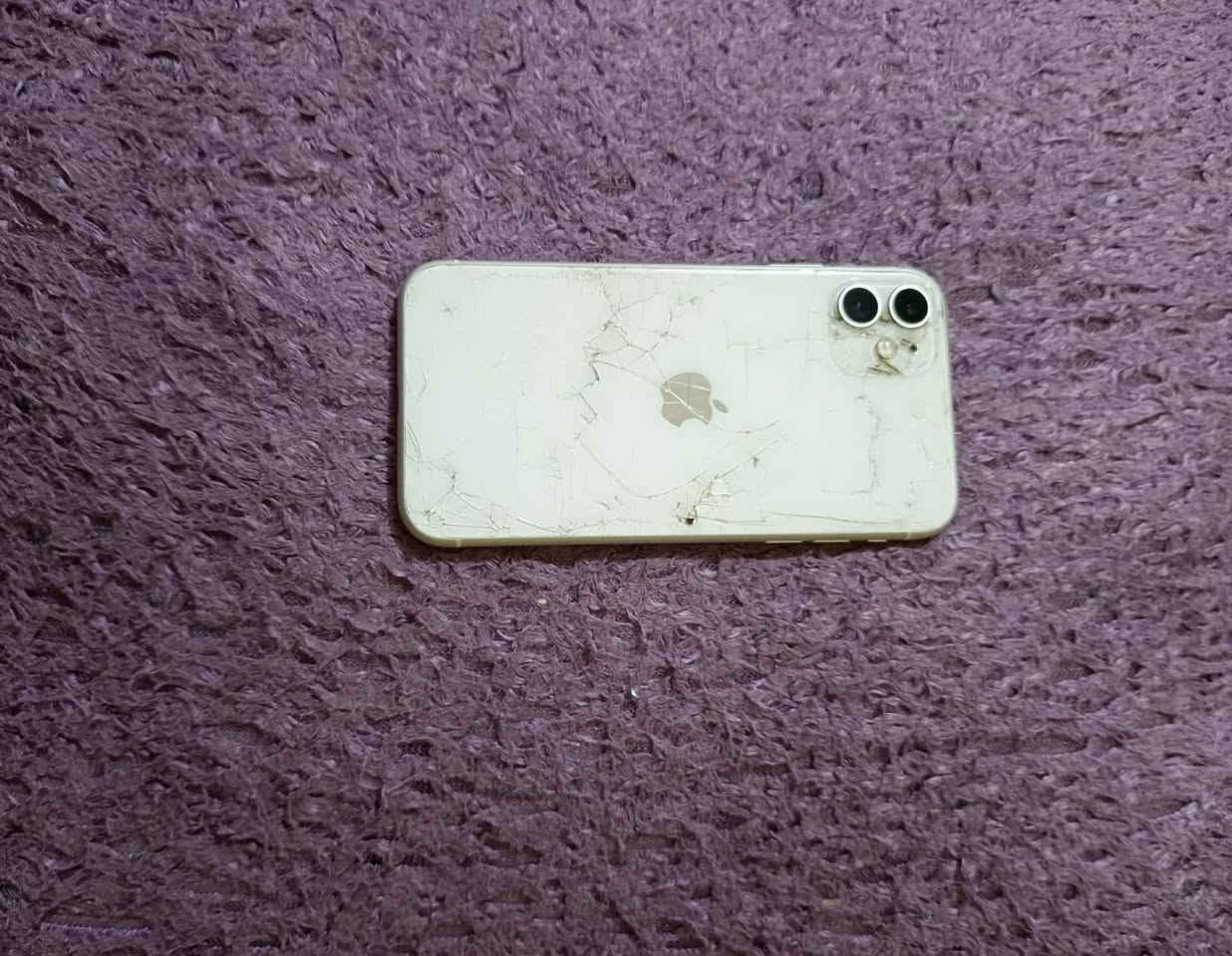 ايفون 11 عادي
ذاكرة 128 بطارية 70 
الظهر بس الكزاز مفطر والشاشة بيه خط كسر ما مأثر عالمس الجهاز كلشي بي شغال


**إذا كنت صاحب هذا الإعلان وتريد حذفه لأي سبب، رجاءا أرسل رسالة إلى الدعم الفني**