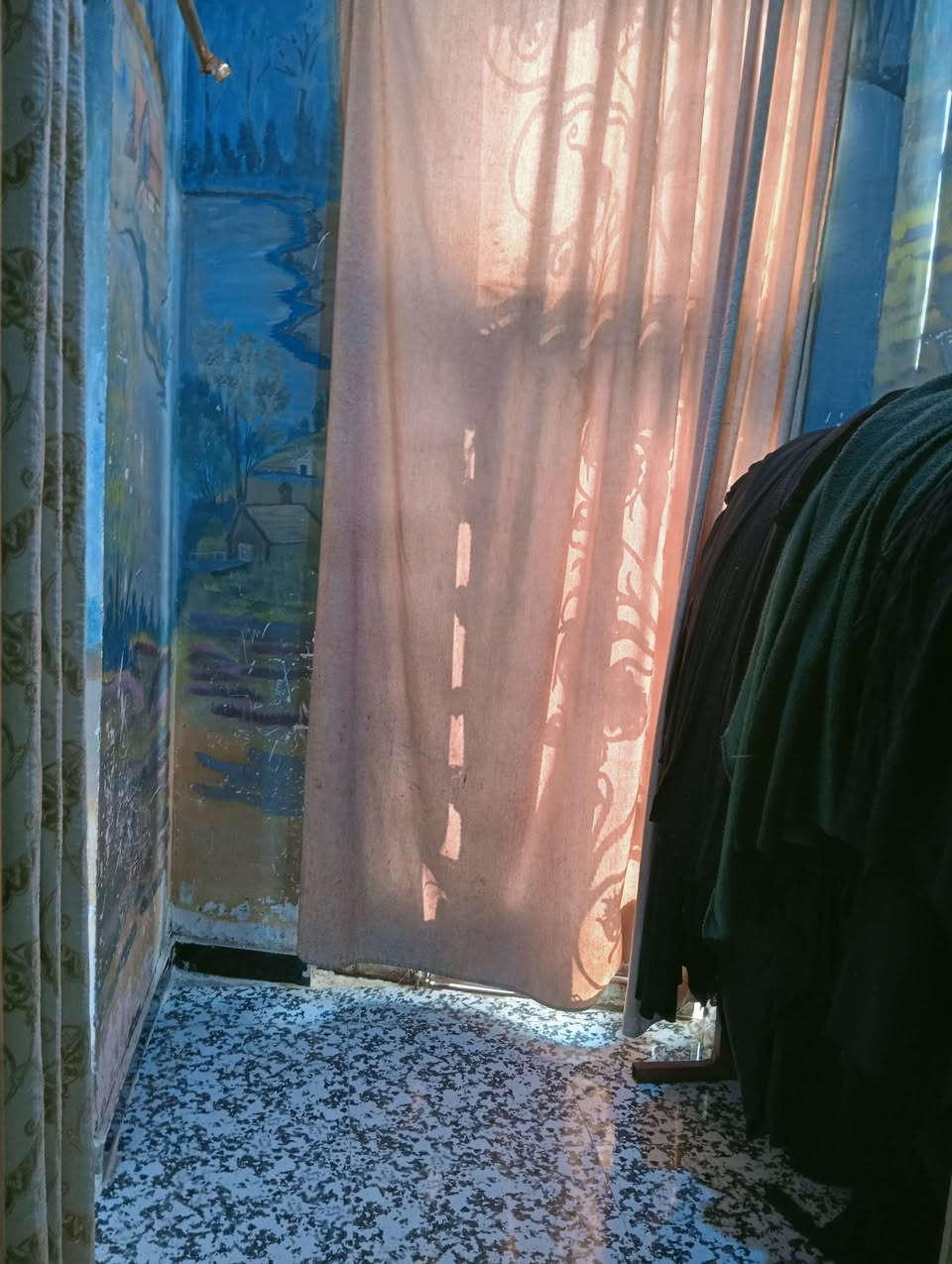 بيت ركن زراعي بي وصل طابو لبيع  بناء 153 مع قطعه 100 م المساحه الكلي 253 بناء عرفه هول و ستقبال و مطبخ رقم الهاتف *********** العنوان شارع الحولي السماعيليه الثانيه قرب صوره سيد جاسم
