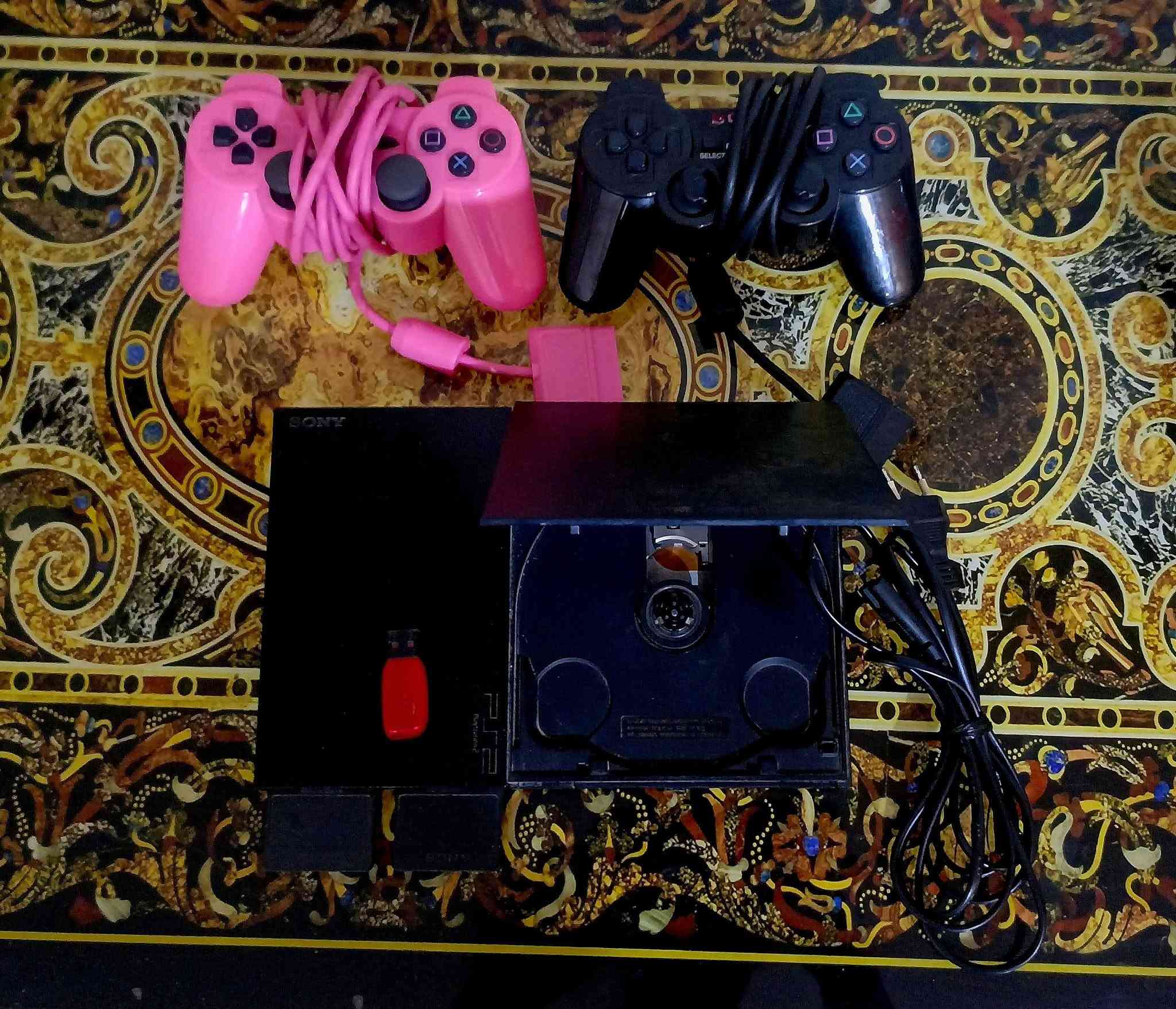 سلام عليكم 
🎮 للبيع بلي 2 (PS2) 🎮
🔹 فلاش ميموري قدرته 25 لعبة
🔹 يدات 2 
🔹البلي  محمل بيه أكثر من 8 العاب 
 السعر: (30وبيه مجال) 📍 المكان: البصرة 📞 للتواصل: ***********
