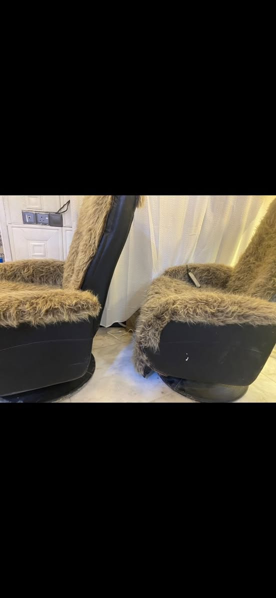 كراسي مساج ظهر وساق القدم مع هيترات مغلفات فرو لان الجلد البيها بيه شقوق لان مال باله 
سعر الاثنين 125 الف بغداد حي الجهاد
***********

ميز وسطي عدد 2 مصنوع من خشب الاشجار ثقيل جدا وزن اقل شيء 100 كيلو تقريبا 
القياسات تتراوح من 90سم * 60سم
90سم * 60سم
الواحد سعره 50 الف
