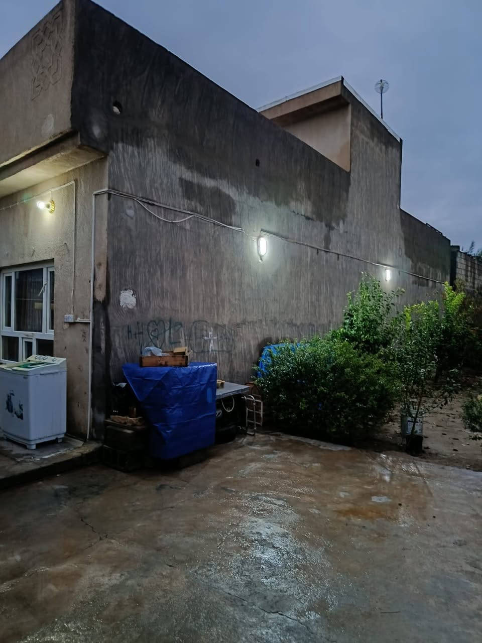 موقعه خانقين بانميل خلف قاعه حجي زياد 300 متر 200 بناء 100 حديقه بصف البيت يحتوي على غرف 2 واستقبال وصاله ومطبخ حار بارد صحيات داخلي وخارجي مع بير ارتوازي ومجاري كامل وكدام البيت شارع صب كامل سعره 45 مليون وبي مجال شوي للستفسار اكثر ***********
