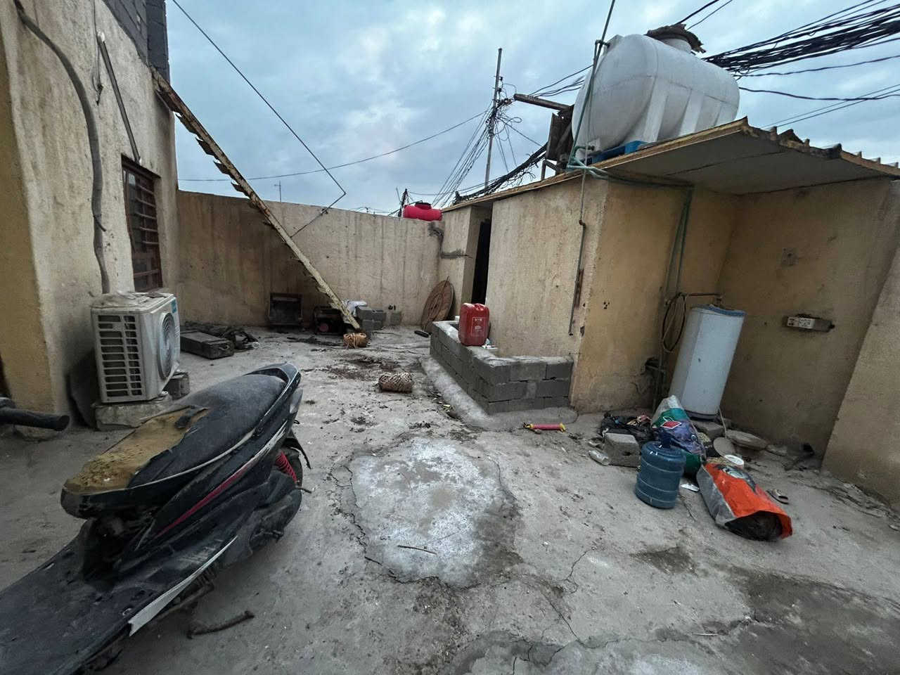 بيت للبيع تجاوز قرب الشبكه الكهرباء مساحته 200 متر مربع بنا كامل طابق واحد كامل للاتصال عل الرقم ***********
