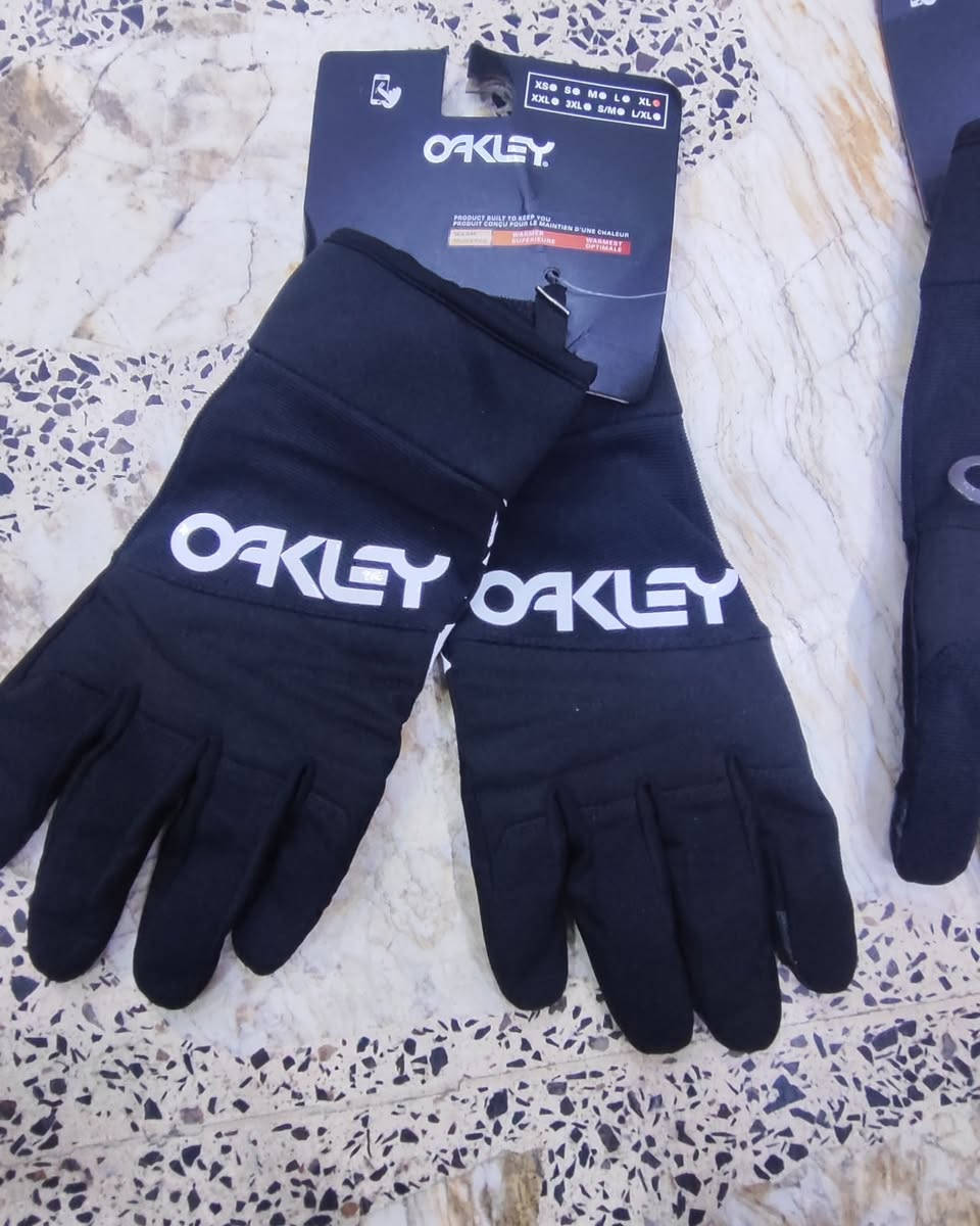 جفوف اصلية اورجنال ماركة OAKLEY 
قطعتين فقط 
قياس XL 
مكان كرادة داخل مجاور دايموند مول في فرع علاء حداد محل الأيطالي الايطالي


**إذا كنت صاحب هذا الإعلان وتريد حذفه لأي سبب، رجاءا أرسل رسالة إلى الدعم الفني**