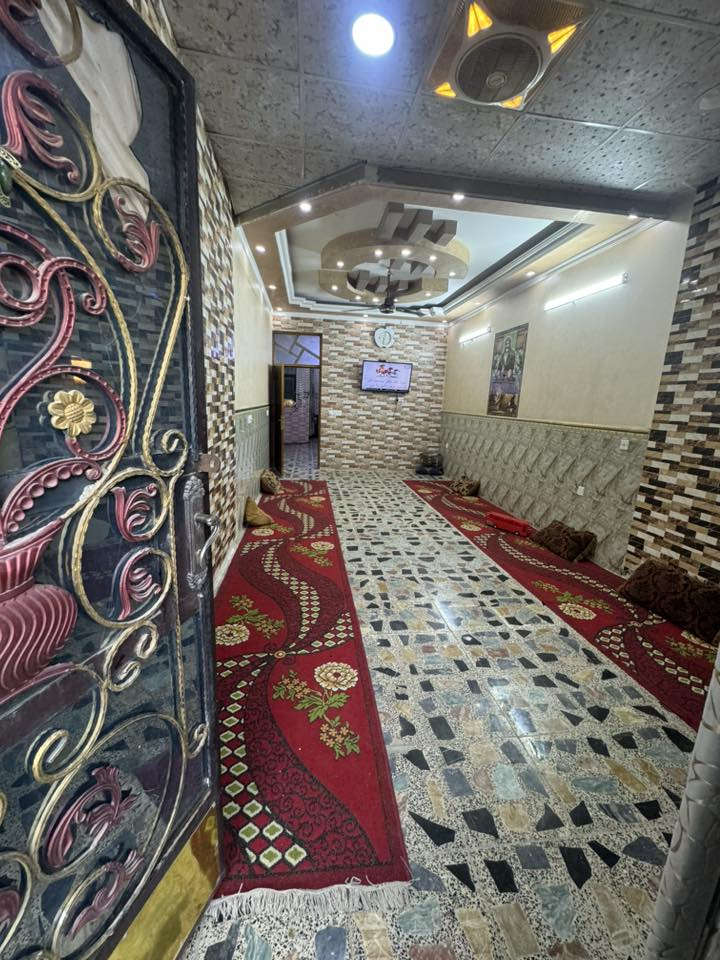 السلام عليكم بيت ١٢٠ متر للبيع  ٣ طوابق يحتوي ع اربعه غرف. واستقبال ومطبخ وصالتين ومنور وحوش صب مسلم في ام الكبر والغزلان منطقه ابو درع  مقابيل طابو للا ستفسار اتصال واتس  ‭0772 351 9782‬. 
السعر ١٢٠ بي مجال
