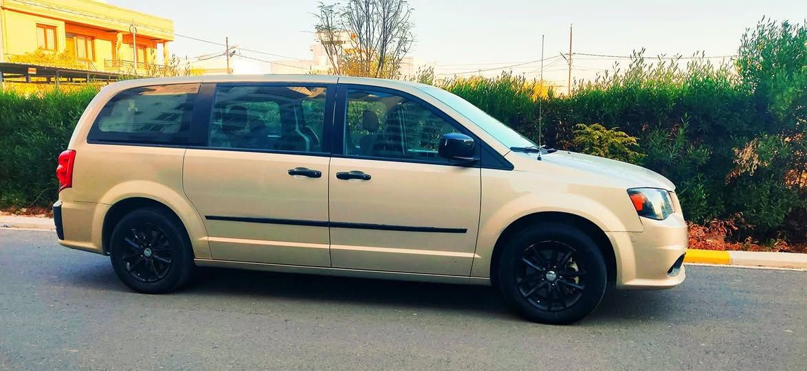 __بەناوی خودای گەورە __
دوج کرڤان مودیل 2017 مواسفات شاشە تبرید مرکزی کوشین ملکی vip سبوغ دوو پارچەی هەیە  چاملغی پێشەوە سیاق چاملغی دواوەی سکن دوو شوێنی بچوکی  تری سبوغە  بێ ژوورێ و بێ ایرباک هەمووی بەشەرت سعری  142ورقەیە   رەقەم هەولێر رەقەم باریکە بەناوی خۆمە زۆر جوان توندو بەرچاوە *********** گۆرینەوەو فرۆشتن أربيل, العراق
