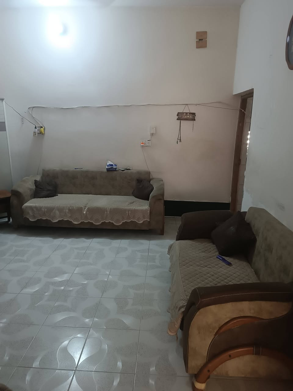 دار للبيع في الطشاش الاوله طابو صرف 200 متر 10*20 بناء سنة 2010 نضيف جدا موقع مميز على مربع حديقة قريب من كراج الطشاش شارع صيدلية محمد يتكون من غرفتين وصالة ومطبخ وحمام وبيتونه وستاره السقف صب وشتايگر والاستقبال والحديقة مشتمل وحده والسعر أتصل على الرقم ***********
ملاحظة البيت ورثة أو بي قسام شرعي أو مابي قاصرين
#الجميع
