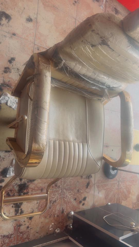 للبيع عربانه مرايات اثنين كراسي ثنين نضافتهن٩٥مسطبات اثنين  اخوان الغراض جدد بس صار فتره متروكات كلهن اتراب ***********
