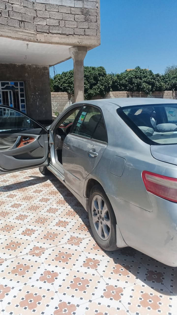 سلام عليكم من رخصت الدمن كامري خليجي موديل 2007 محرك 2400كير خير من الله مصبوقه حزام بيه ضربه بقبق البانزين بدون دواخل سياره بسمي تحويل ثاني يوم بيه اثر جراد كلش بصيط سعر 77وبيه مجال مكاني الانبار رمادي  ترهم مراوس حسب القناعه  رقم الهاتف ***********
