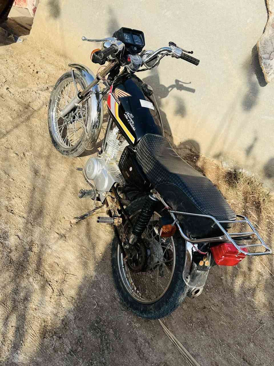 دراجه البيع أوراق اصولي محرك مكفول كهربايات شغاله يرادلها ترتيب بسيط كلش لان صاحبها عسكري واكفه بلبيت 

مكلف بنشر نتصال على رقم ***********
