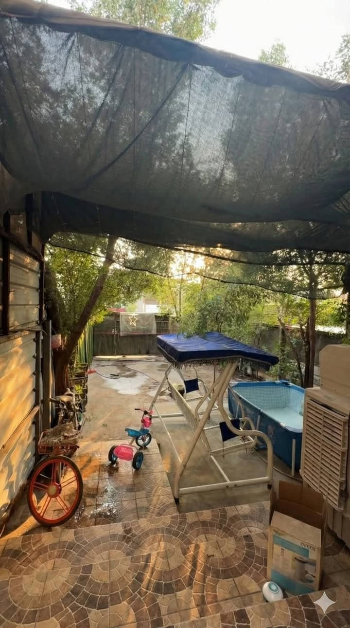 بيت في السيدية مساحة 51 م مع تشجير ملاسق 50 متر
واجهة البيت 5 نزال 10 يحتوي على 
كراج وحديقة صغيرة
مدخلين للبيت من المطبخ والصالة
مطبخ مفتوح كبير
صالة ضيوف هول
منور وخدمات صحية
غرفتين نوم 
بيتونة كبيرة تصلح ان تكون غرفة كبيرة
سطح اول وسطح ثاني
بناء البيت سنة 2020
حديد مسلح طابوق احمر
البيت يحتاج لصبغ 
واجهة البيت لبخ اسمنت مع ديكور بسيط
كل التاسيسات الصحية والكهربائية والسبالت دفن
موقع البيت مميز جدا على شارع عام حيوي الرابط بين تقاطع درويش ومدينة العاب السيدية
ملك صرف باسمي 
السعر المطلوب 260 مليون دينار
التواصل من خلال الرقم ***********
