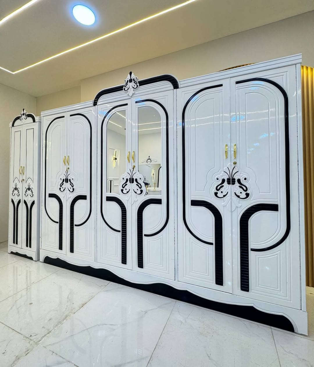 السعر // مليون فقط 😍
🔅تفاصيل الغرفة المرمري  ....

 خارج ٤ملم ام دي اف 🔺
وداخل معاكس ٣ملم 
صبغ حراري  درجة اولى 

عدد القطع  ٧ قطع 😍
🔺1 //جرباية  قياس  ١٦٠ × ٢٠٠ 
🔺//ميز جانبي ايسر قياس ٥٠
🔺2// وميز  جانبي  قياس ٥٠
🔺3// زاوية ارتفاع مترين عرض ٨٠
🔺4// وميز بلازمه  
🔺5//وميز مراية ارتفاع مترين عرض ١٢٠
🔺6// وكنتور ٦ باب  ارتفاع مترين و١٥ طول ٣ متر و١٥

القطعه الثامنة حسب الطلب شازلون
سعرها ٥٠ الف ❤️

(توصيل مجاني مركز بغداد )
التوصيل يشمل الشد مجاني 🔥
(اطراف ٥٠)
باقي المحافضات حسب البعد
شازلون سعرها ٥٠ الف
شازلون مخزن ٧٥ الف


**إذا كنت صاحب هذا الإعلان وتريد حذفه لأي سبب، رجاءا أرسل رسالة إلى الدعم الفني**