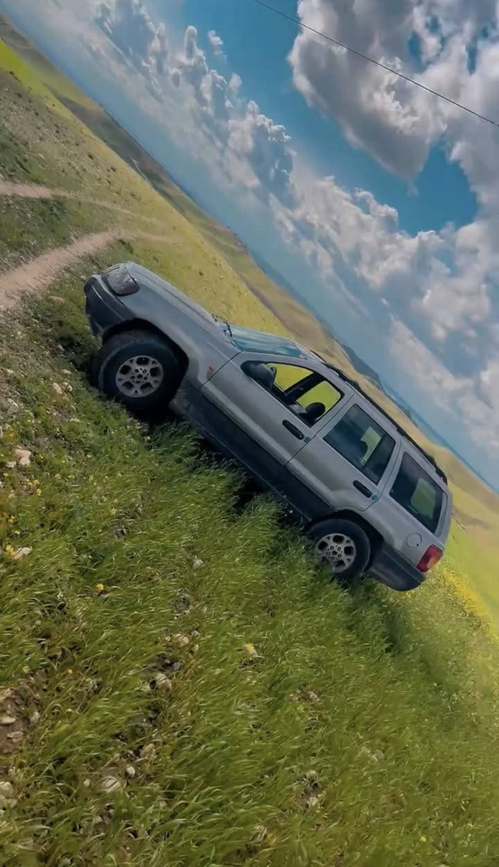 سلام عليكم للبيع جيب كراند شيروكي بسمي موديل 2001سنويه ل 29 رقم دولي سياره جديده  ومال جناي جاهزه من الطول لطول مكينه سته سلندر  كير تبريد حداده كهربائيات كله كفاله ترايه كلش حلو  قبل سبوعين جنت بيه بسليمانيه 
طخم تاير جديد منضومه زنون السياره ما مصبوغه عام صبغه بلاد كم قطعه صبغ بس سعر 70 بيه مجال مكان البصره أبي الخصيب ***********
