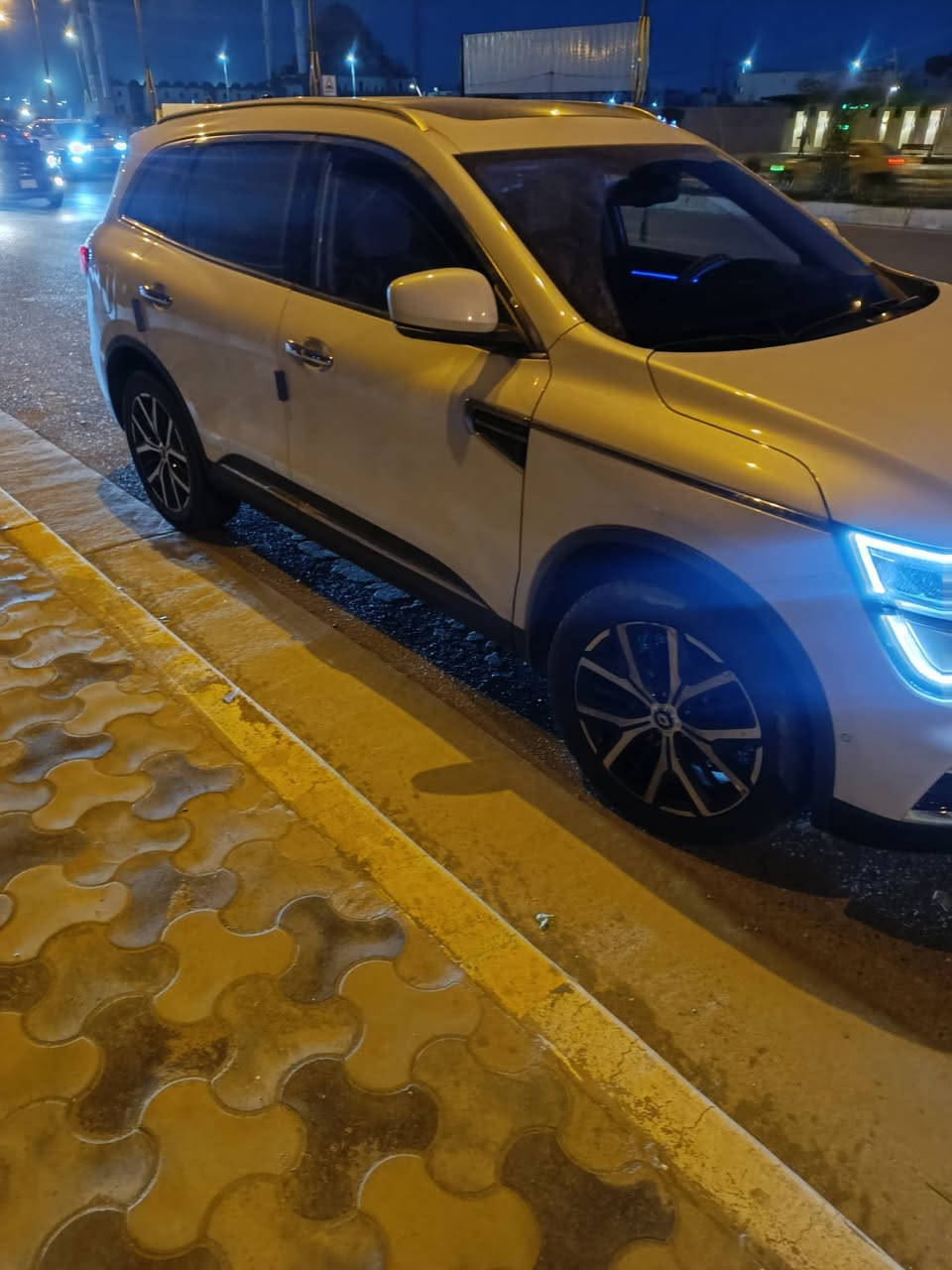 رينو كوليوس 2024 كلين 
فول مواصفات صندوق كهرباء بصمه سقف بانوراما 
تحكم على المنحدرات كاميرا 360 مستشعر وقوف 
تدفئة المقاعد مثبت سرعه شاشه مراقبه النقطه العمياء 
التحكم التلقائي بدرجات الحرارة ست وسادات هوائيه 
مصابيح الاماميه ليد مانع انزلاق لوحه قياده رقميه اناره محيطيه 
تشغيل عن بعد اوتو بارك 4x4 كاشف ضباب 
لوحات اربيل حره باسمي ضمان شركة ماشيه 3800الف 
السعر ،،(٢٣/٥٠٠$)رقم موبايل ***********
