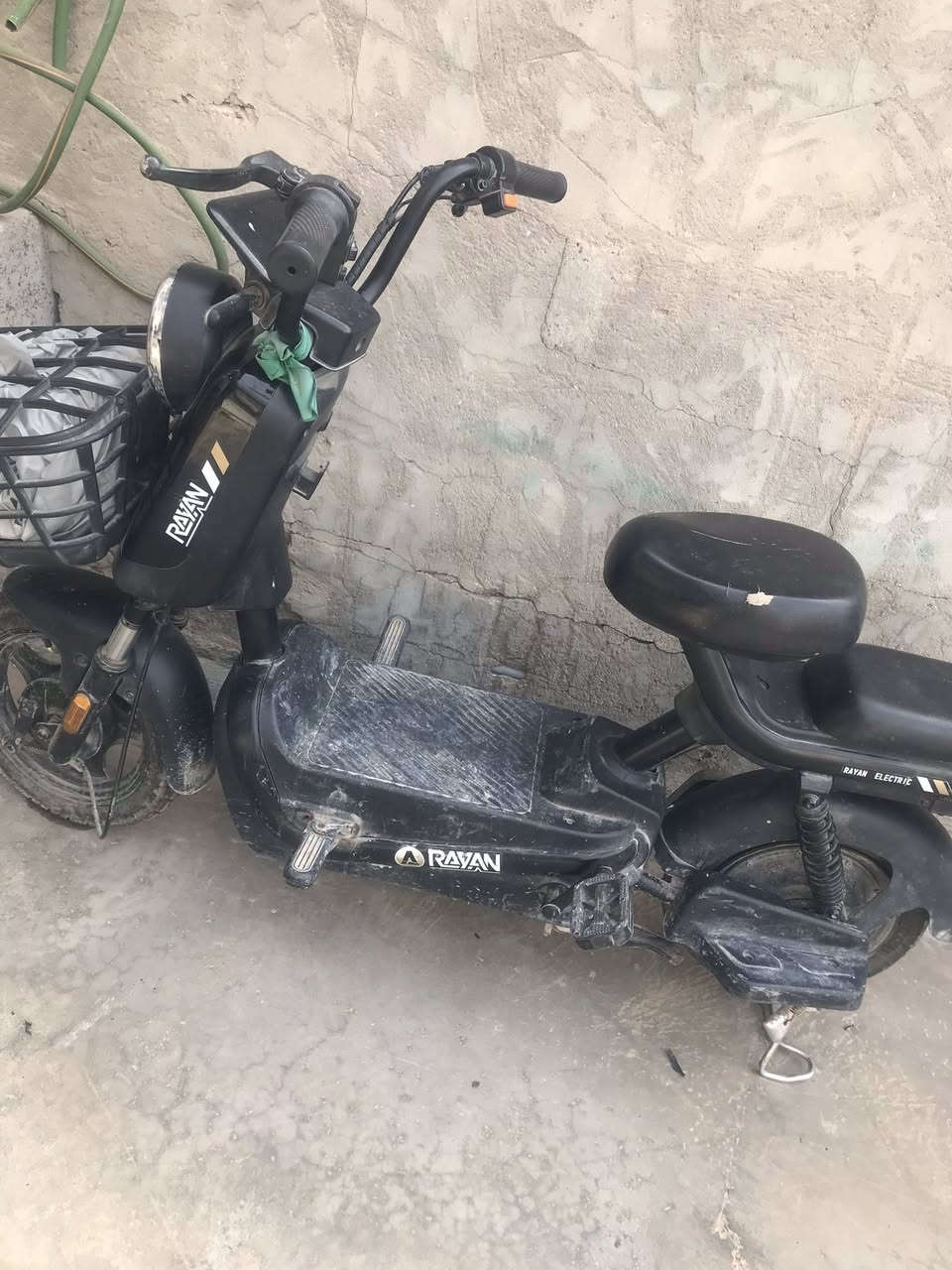 بغداد قضاء المحموديه
السلام عليكم شباب 
دراجه حجم ١٤ للبيع 
عوزه بنجر بس كفاله عامه جديده مابيهه غير بس تاير الي وره مبنجر 
للبيع السعر ٢٥٠ وبيهه مجال للطيبين
الاستفسار *********** كورك تمام 
تحياتي لكم مستعجل على بيع
