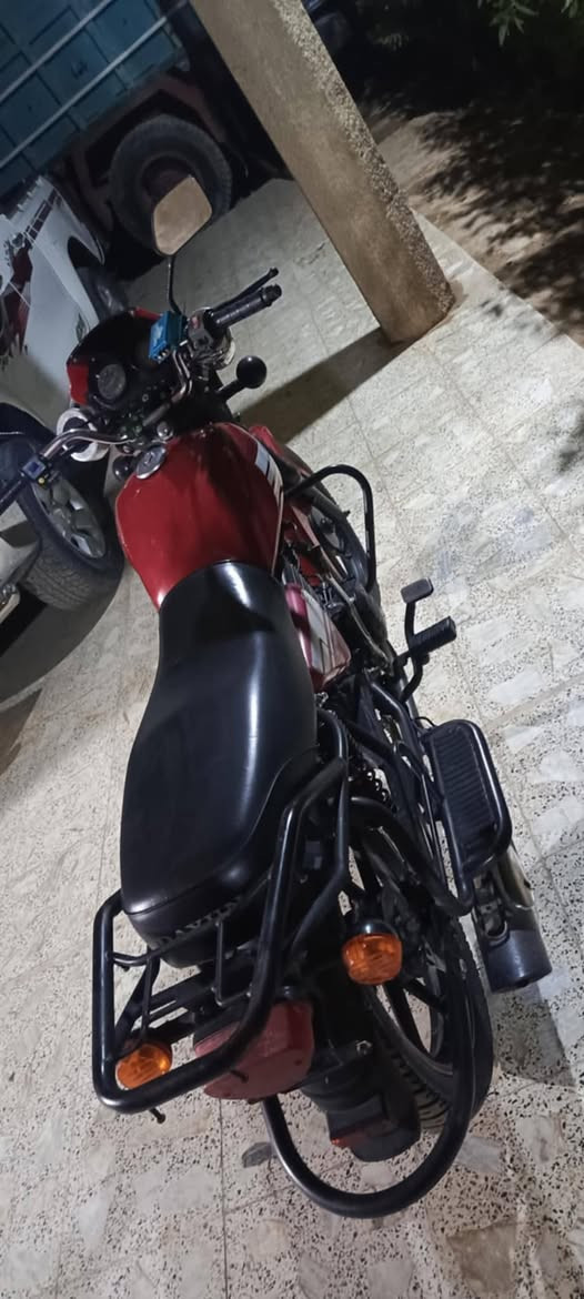 السلام عليكم 
دايوان 2020 لون احمر اوراق كاملة اصولية ماشي بمعاملة الترقيم واصل بيها للهزة باقي فقط بصمة الوكيل وتستلم سنوية ولوحات دراجة اخت الجديدة تبديل دهن كل 15 يوم مكينة 150cc على وضع البلاد مكينة وكير وكهربائيات مكفولة كفالة عامة 
السعر واحد و350 مكاني بغداد ناحية الوحدة قرب مجمع بسماية 
للتواصل// *********** بغداد, العراق
