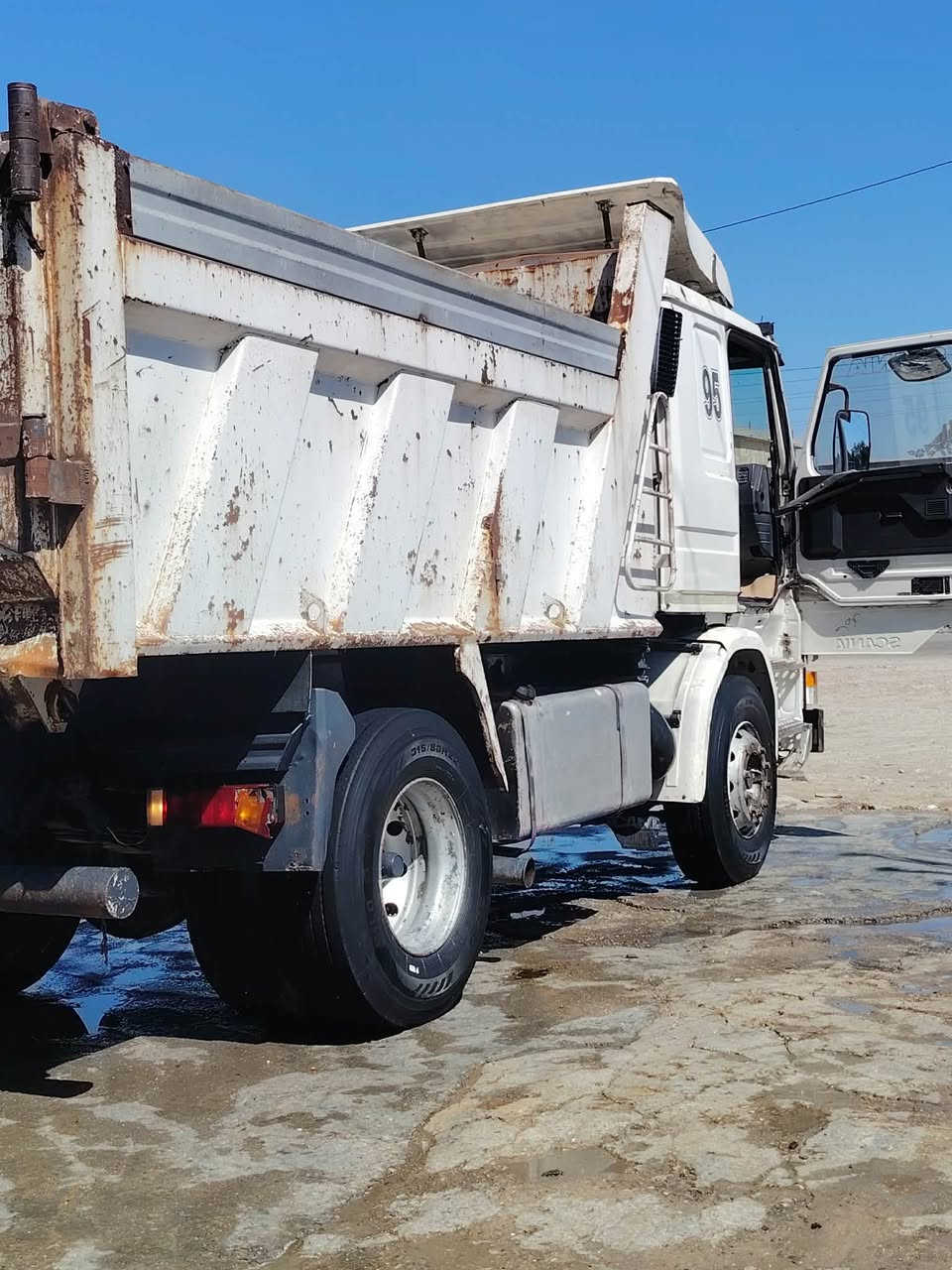 سكانيه البيع جاهزه تخم تاير حدايه كلها جديد السياره جاهزها العمل رقم بصره مشروع وطني مكينه 8 صفر ٦ بيها خيط بخار بدون تنقيص***********
