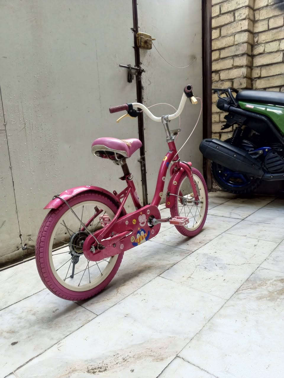 السلام عليكم 
بايسكل اطفال ياباني للبيع كسر حاوية سعر 65 الف مواصفات البايسكل:-
1- الون وردي مميز 💞.
2- الحجم 16 + تايرات لون وردي مميزات كتان اصلي ⚜️.
3- بريك امامي+ خلفي شغال 💯.
   🛑 مكاني 🏡 بغداد الشعب شارع الصحة قرب سوق صبح 🛑 يتوفر خدمة توصيل 🛑 رقمي للستفسار ***********
