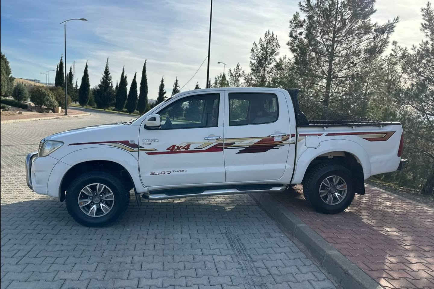 تۆیۆتا هایلۆکس 2011  سعودی 
لەشەریکەوە  یەک دەستە لای خۆمان بووە
مەکینە گاز گێڕ عادی دەبڵ اکسل
تاقم تایەی نیو جەبەلی لەژێرە
ناو سور و ناو فۆڕمیکا 
دوو شوێنی بچوکی لای دەعامی دواوەی بۆیاخە 
ماباقی بەشەرت
سەیارەیەکی مەزبوتو جوانە چرکەی تیا نییە 
مالی دۆستە 
شوێن سلێمانی 

سـعـر : لە کۆمێنت داوابکە ڕاستەوخۆ بۆت دێت 📥 

گێر و مەکیەنەی بەشەرت 
هیچ کێشەیەکی تێدا نییە 

ژمارەی خاوەنەکەی 
***********
***********
