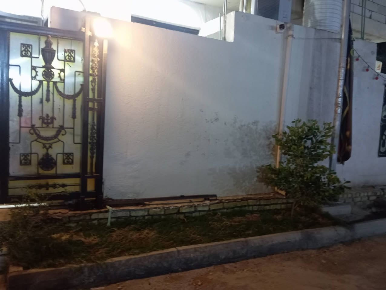 بيت للبيع زراعي المساحة 100متر قرب البوابه (حي المختار) رابع بيت على طريق ياحسين المرحله الثانيه 
غرفه استقبال مطبخ صاله طرمه حمام داخلي وحمام خارجي البيت ينباع مع الاثاث للاستفسار الاتصال على 
***********
