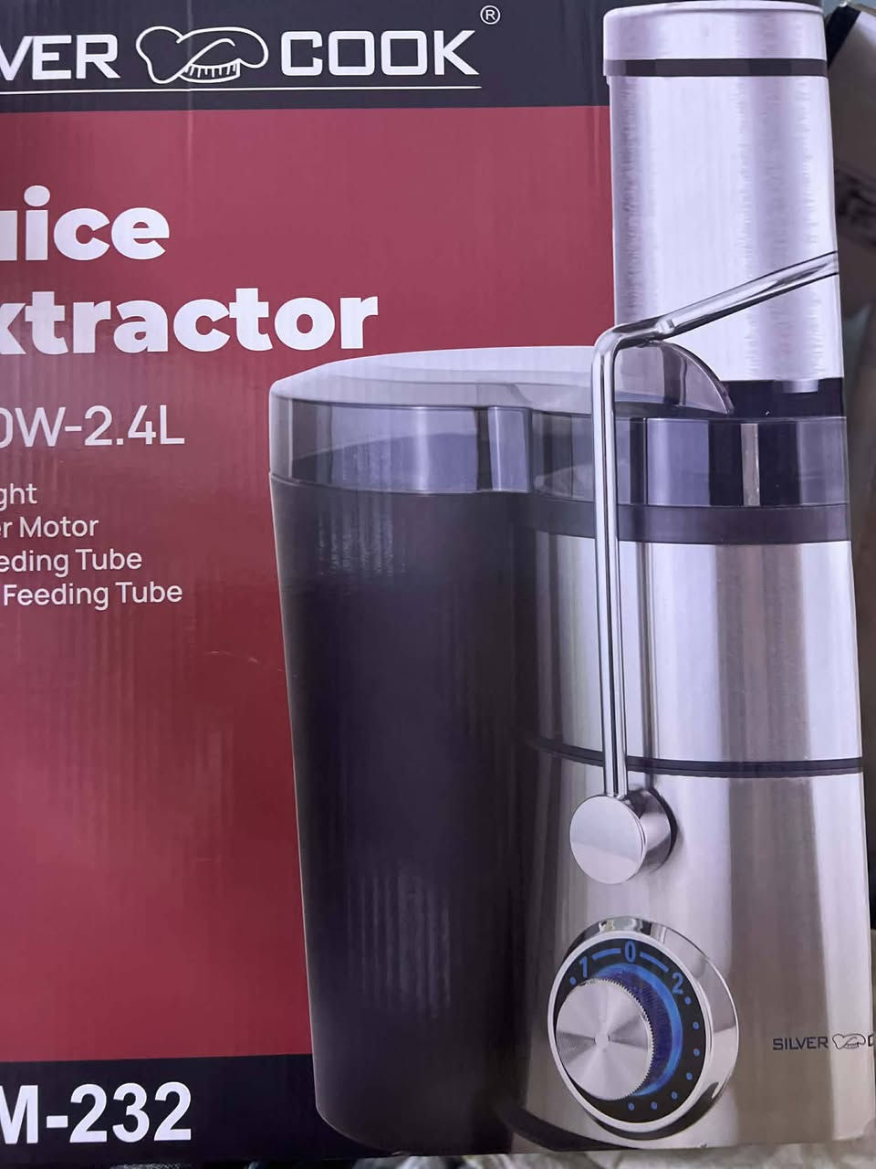 (مكلف بالنشر) 
 عصارة الفواكه والخضروات Silver Cook الألمانية (موديل KSM 232)، وهي عصارة طرد مركزي قوية مصممة لعصر الفواكه الصلبة والخضروات بسرعة وكفاءة عالية. 
أهم المواصفات والمميزات:
الأداء والقوة: تعمل بمحرك نحاسي بالكامل بقدرة 1200 واط، مما يجعلها قوية بما يكفي لعصر أقسى المكونات مثل الجزر والتفاح في ثوانٍ معدودة.
السعة الكبيرة: تأتي مع حاوية لب (تفل) ضخمة سعة 2.4 لتر وإبريق للعصير، مما يسمح بعصر كميات كبيرة دون الحاجة للتوقف المتكرر.
أنبوب تغذية عريض: يبلغ قطره 85 ملم، مما يمكنكم من وضع الفواكه كاملة دون الحاجة لتقطيعها مسبقاً، مما يوفر الوقت والجهد.
التصميم والمتانة: الهيكل الخارجي مصنوع من الفولاذ المقاوم للصدأ (Stainless Steel) بتصميم عصري وأنيق، مع قاعدة مضادة للانزلاق لضمان الثبات أثناء التشغيل.
نظام السرعات: تحتوي على مفتاح تحكم بسرعتين (منخفضة للفواكه الطرية مثل البرتقال، وعالية للخضروات الصلبة) بالإضافة إلى إضاءة LED حول مفتاح التشغيل. 
نصائح للاستخدام والتنظيف:
الحماية من الحرارة: المحرك مزود بنظام حماية من الارتفاع المفرط في درجة الحرارة لضمان عمر أطول للجهاز.
سهولة التنظيف: الأجزاء قابلة للفصل، ويُنصح بغسلها فور الانتهاء من العصر لمنع جفاف بقايا الفاكهة وتراكمها في الفلتر.
الأمان: الجهاز مزود بذراع قفل أمان يمنع التشغيل إذا لم تكن جميع الأجزاء والغطاء في مكانها الصحيح. 
باله المانيه استخدام مرة واحده
السعر 60 يتوفر توصيل


**إذا كنت صاحب هذا الإعلان وتريد حذفه لأي سبب، رجاءا أرسل رسالة إلى الدعم الفني**