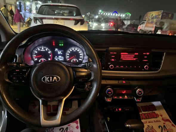 السلام عليكم للبيع كيا ريو موديل 2019 اللون ابيض ماشية 48الف السيارة خليجية مكفولة كفالة عامة من الصبغ والضربة بس بيهة مكانين بارد مكينة 1600دوش المرغوب كير أي تي المرغوب 6نمر السيارة جديدة بمعنى الكلمة حتى سبيرهة منازل السيارة جاهزة ومابيها اي نقص لان بعدهة جديدة كير ومكينة وصدر وتخم تاير وكهربائيات وتبريد كلة مكفول السعر 118وبيها مجال بسيط جدا العنوان بغداد الرقم ***********
