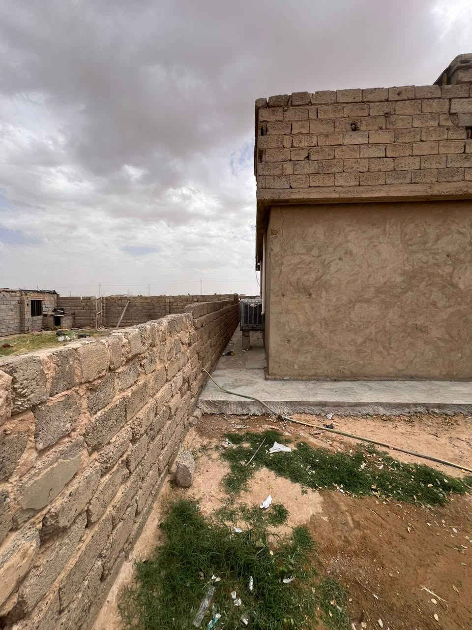 السلام عليكم بيت للبيع في تل ابو جراد قرب الصيطره البيت مكون من غرفتين وستقبال وحمام داخلي كليدور ومسلك ومطبخ البيت يرادلع تعديل شي بصيط مي وكهرباء وخير من الله الكاع طابو زراعي بسمنه)قطعه 25 للتصال (***********) السعر 15 مليون واذا قصط يختلف سعره مساحه هوه ولبيت 900 متر
