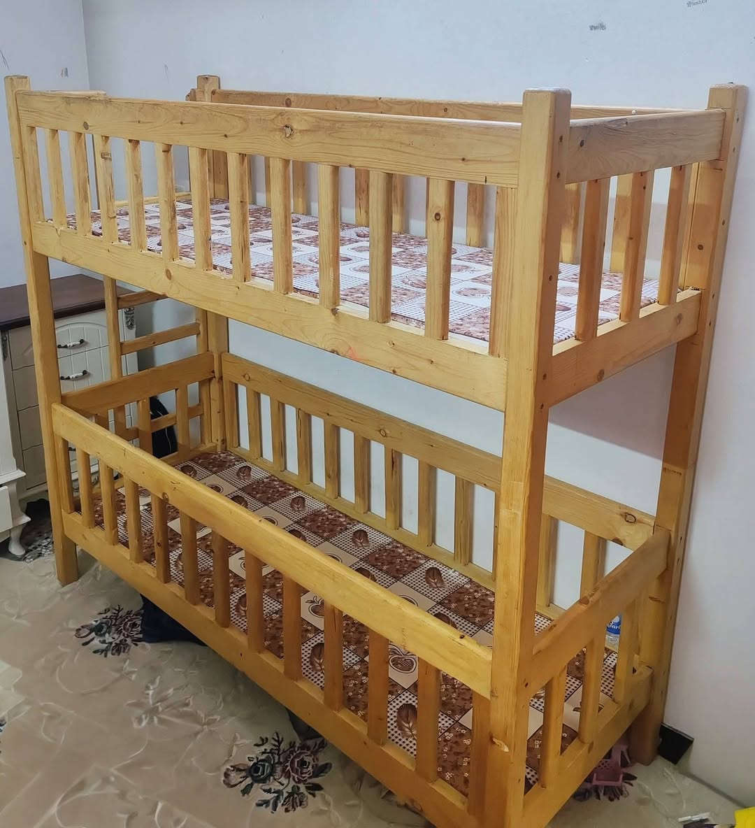 سرير اطفال طابقين خشب تكمة ثقيلة جدا
قياس : طول 180 *  العرض80   
ارتفاع 170 * 
للاستفسار واتساب فقط 
***********
