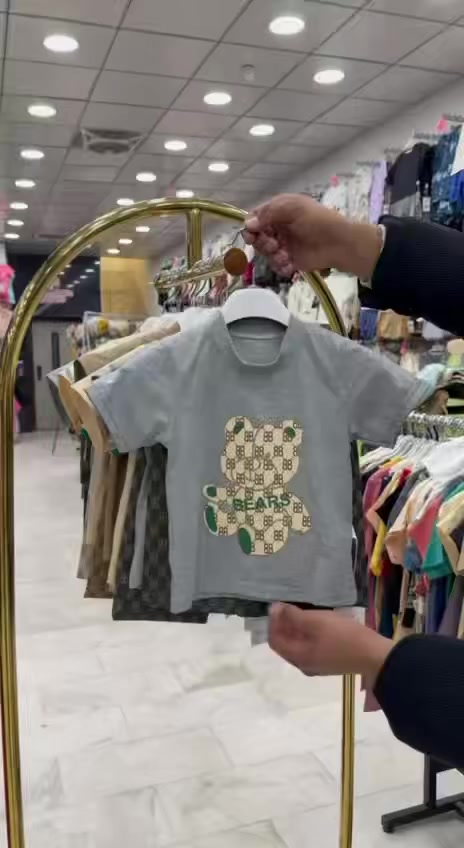 : كشخة العيد بأقل الأسعار! 😍
تراك ولادي (قطعتين) خامة درجة أولى وتصميم يجنن.
• القياسات: متوفرة من عمر (1 سنة) إلى (5 سنوات).
• الألوان: موديلات ونقشات عصرية تناسب أطفالكم.
• السعر: [ #سعر : 6,000] 
📍 يتوفر توصيل 
بسماية:الف بغداد:3.
للطلب والاستفسار يرجى مراسلة الصفحة أو الاتصال على: [***********]
  #كروبات_بسماية #ملابس_اطفال #عروض_العيد #الجميع #
