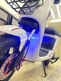 **"السلام عليكم… معروض عندي R9 شحن، نظيفة فول أورجنال وما صارلها غير ش...