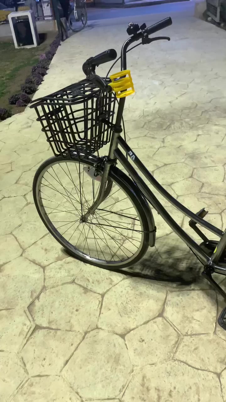 بايسكل bd اللون رصاصي غامق نظافة البايسكل 98%السعر ١٦٠وبي مجال والشراي لا يراسل للتواصل ***********_الدوره ابو دشير قرب اسواق الجوهره
