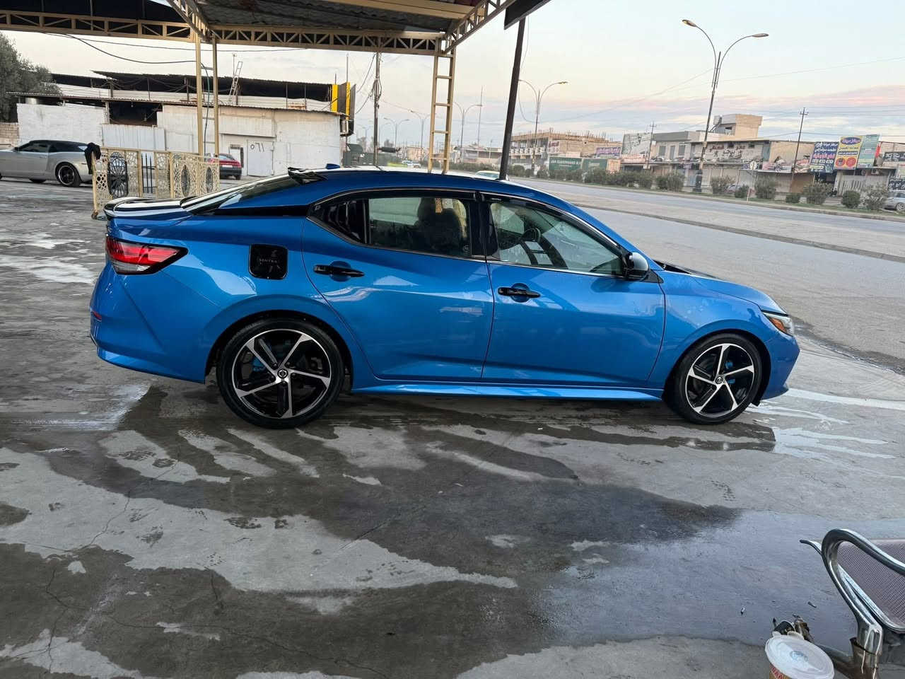 🚗 للبيع: نيسان سنترا 2023 SR فول مواصفات (ماعدا فتحة السقف)
(رقم اربيل)
سيارة نظيفة جداً وبحالة ممتازة، استخدام شخصي ومحافظ عليها بيها برمجة ادفانز من شركة نيسان تمشي عالبانزين العادي بيها منظومة انارة داخلية محيطية بيها طبقة حماية لكافة الشبابيك PPF عازل حراري بيها طبقة حماية خارجية نانو وشمع يعني بالغسل اسهل تصير وتحمي السيارة بيها تغليف كوشنات رياضي + كاربون فايبر للدركة مع الكنسول الوسطي وبيها شغلات كثيرة يعني مثل الويل رياضي CNC بلادي مالها وغيرها من الاضافات والترتيبات شمسيات،باتمان،سبايدر،سبويلر،…… .  

المواصفات:  
• محرك 2.0 لتر اقتصادي وقوي  
• ناقل حركة أوتوماتيك CVT  
• تشغيل بصمة (Start/Stop)  
تشغيل عن بعد.
• دخول ذكي بدون مفتاح  
• شاشة وسطية مع نظام Apple CarPlay و Android Auto  
• كاميرا دوارة  
• حساسات أمامية وخلفية  
• شاشة معلومات في الدشبول  
• دركة متعددة الوظائف مع تحكم بالصوت والهاتف  
• مثبت سرعة مع رادار تفاعلي   
• تبريد مع مناخين منفصلين أوتوماتيك  
• ويل رياضية قياس 18 إنج  
• أضواء LED أمامية وخلفية  
• مرايا جانبية كهربائية مع إشارات  
• نظام تحذير الخروج عن المسار  
• نظام النقطة العمياء  
• نظام الفرملة الطارئة    
• داخلية رياضية مع تطريز مميز لفئة SR  

✔️ السيارة فوول مواصفات ماعدا فتحة السقف  
✔️ بحالة ممتازة جداً ولا تحتاج أي مصروف
حادثها مثل ماواضح بالسونار بوند مبدل ومصبوغ وجاملغ يسار بدون شاصي فقط صبغ شبر بالبدنة وشبر بالتكمة تسوية صبغ  
السيارة ماشية 55 الف كيلو 
3N1AB8DV0PY233950 :رقم الشاصي 
📍الموقع: الموصل  
📞 للتواصل والاستفسار: (***********)  

السعر 145$
تحويل مباشر السيارة باسمي والسيارة دينار مصرف ماتحتاج حتى دهن الكير مبدل جديد والتخم جديد دينار مصرف ماتحتاج
