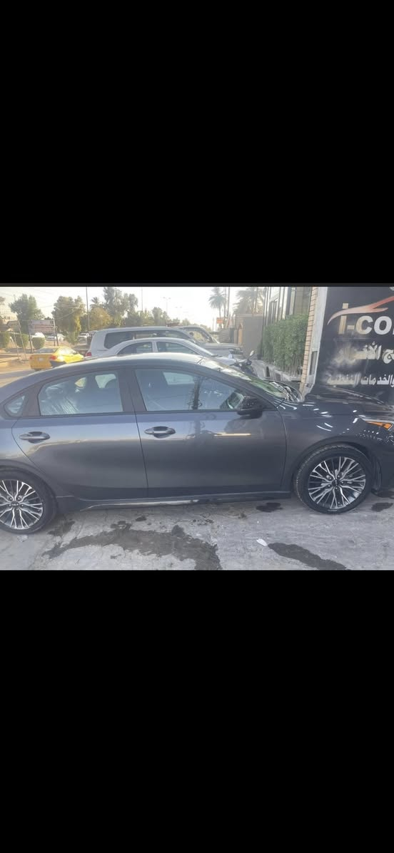 فورتي 2022 جيتي لاين
السيارة باسمي شخصيا تحويل مباشر 

فول مواصفات ماعدا الفتحة

شاشة كبيرة ابل كار ✅

تحديد مسار ✅

بصمة تشغيل ✅

بصمة ابواب✅

اشارة ترحيب✅

تشغيل عن بعد✅

اشاير بالمري✅

توقف ذاتي✅

رادارات 360 درجة✅

صندوق ذكي يفتح عند الاقتراب✅

لد امامي خلفي✅

محرك 2000 دوش المرغوب✅

ارضيه مغلفة ✅

ماشيه 38

مابيها اي نقص السيارة 

حادثها فقط جاملغ خلفي يعني قطعه وحده صبغ وبيهاربارد بسيط بين الباب والجاملغ

والجاملغ الامامي

كير ومحرك ع وضع الشركة

صور الحادث والسونار 

بدون ايرباك كله سليم

مكانها الفلوجة
او بغداد الدورة

***********

سعرها 143 وبيها مجال بسيط
