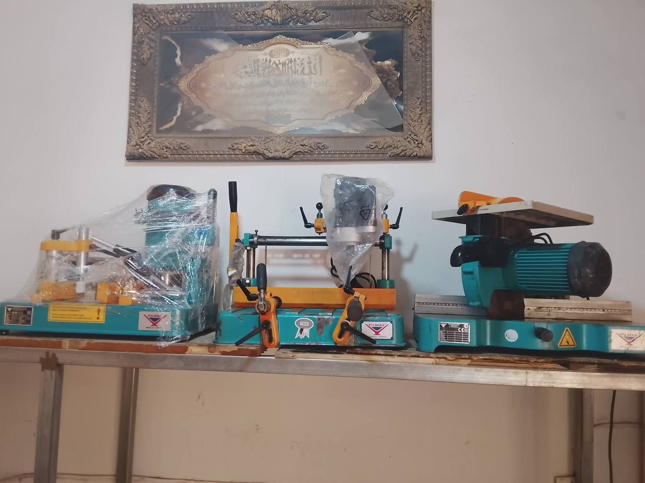 السلام عليكم..معمل المنيوم كامل يتكون من..
1-كتر يلماز 
2-تشريح تي يلماز 
3-فرازة كيلون يلماز 
4-ثاقبة سلايد 
5-معواجة أركان مترين ونص الثقيل 
6-طبر أركان 
7-عواجة محجرات وچرچوب تركي أصلي 
السعر النهائي 5 ملايين *********** ديالى بعقوبة
