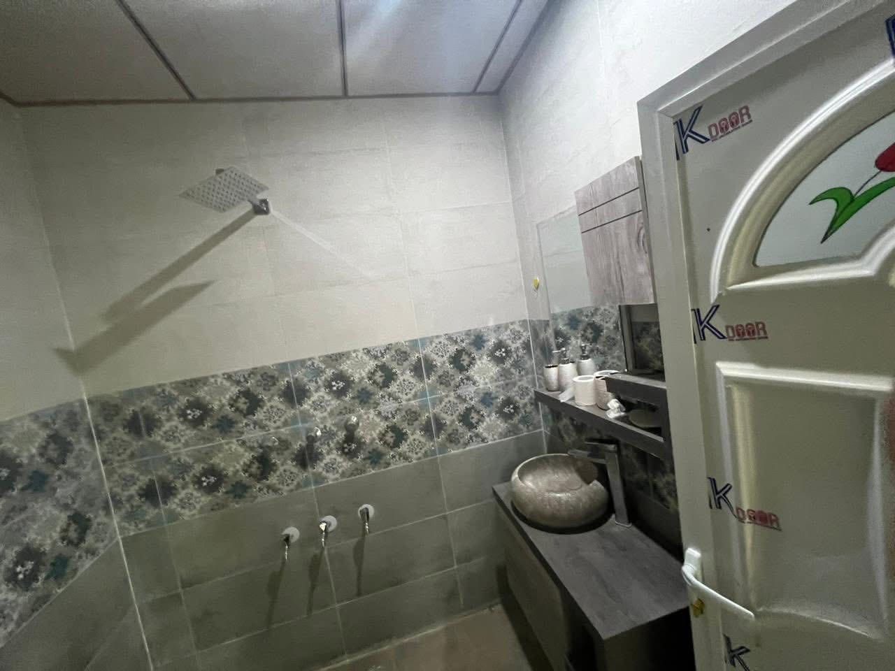 السلام عليكم دار للبيع
مساحة / 150 متر
واجهه /7.5 متر
نزال / 20 متر
غرف نوم / 4 / خدمات / 4
صاله مطبخ هول داخلي
بناء حديث سنة 2023
العنوان الاعلام حي التعليم

مكتب الكرادي
*********** واتساب
