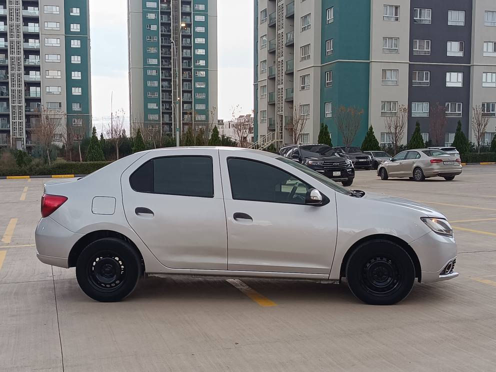 ڕینۆ سمبول 2016.    ***********
مواسەفاتی خلیجی ناو زەرد جام کارەبا 
سوکان فۆلویم  شاشە ئایباد عەسڵی
دینار مەسرەفی تیا نیە نمونەیە لەجوانی 
بێ دەعەم بێ لێدراوی قرچیشی نیە 
خۆم لەسەر گاڵ بونەوە حیزام بۆیاخم کردوە 
واتا سەخفو شان بۆیاخ نیە 
فیدۆیشم بێیە بێش بۆیاخ کە سەیارەکە بێ بۆیاخە بەس لەسەر گاڵ بونەوە بویاخم کردوە 
سەخفیشی زۆرجوانە جونکە لەزکەی بیوە بوە زور کەم گاڵ بوتەوە هەستی بێ ناکریت 
گێڕو مەکینەی بەشەرت برخوی بانەدراوە 
تاقم بێشی تازەیە جرکەی تیانیە 
ناو نیشان سلیمانی گەڕەکی ڕاپەڕین 

*********** السليمانية, العراق
