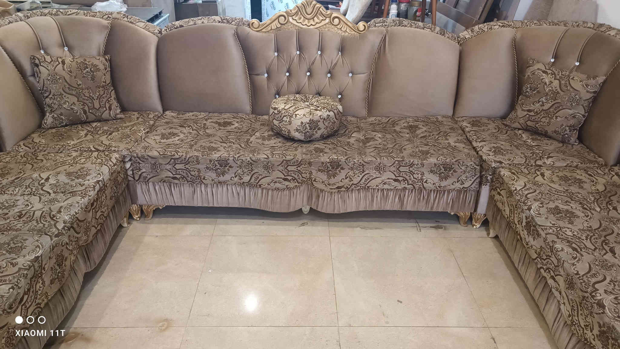 للبيع طقم ملكي متل الجديد ١٢ نفر ب٣٩٠ الف للتواصل ***********
