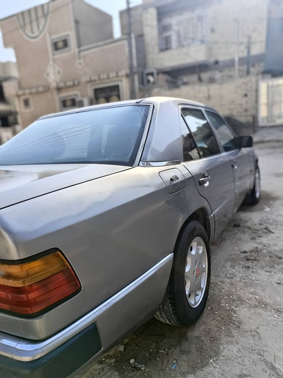 مارسدس دب E300
مديل 1990 اصل
سنويه لل27 
ما بيها قطره صبغ 🚩🚩🚩
داخل مخمل 
تبريد ثلج ❄
قواعد دبلات بلاد 
تخم تاير جديد 
تخم ويل تفاحه بلاد 
سنتر لك ريموت شغال 
مكينه جديده بلاد قبق اسود 
حداديه كفاله عامه 
اريل كهربائي 
ما بيها قطره خياس 
بدون اي ضرر 
بدون اي صبغ 
دبل مروحه 
سنويه بعدهي ما صاقطه لل 27 
رقمها بغداد مشروع وطني 
غرفتها جديده جديده 

السياره كلشي ما مبدل بيها والدلل كل قطعها اذا تريد طابق ويه رقم الشاصي ما بيها قطعه وحده تبديل كله على البلادد 

مكاني كربلاء للاستفسار  ***********
