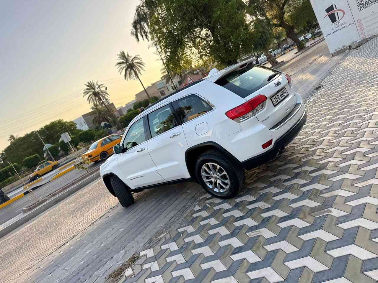 السلام عليكم جيب لاريدو موديل 14
فول مواصفات بنورما دبل سلايت
سيارة خليجي 1/1 لمتد مواصفات معروفه 
السيارة جكات شرط كلشي شغال بيهه 
سيارة صدر باتري  تبريد فول
سيارة ماتصرف عليهه دينار مال جناي  سنوية باسمي ثاني يوم تحويل 7783058547 غير متواجد عل فيس
مكاني بغداد البياع السعر (225 )  او  بيهه مجال
