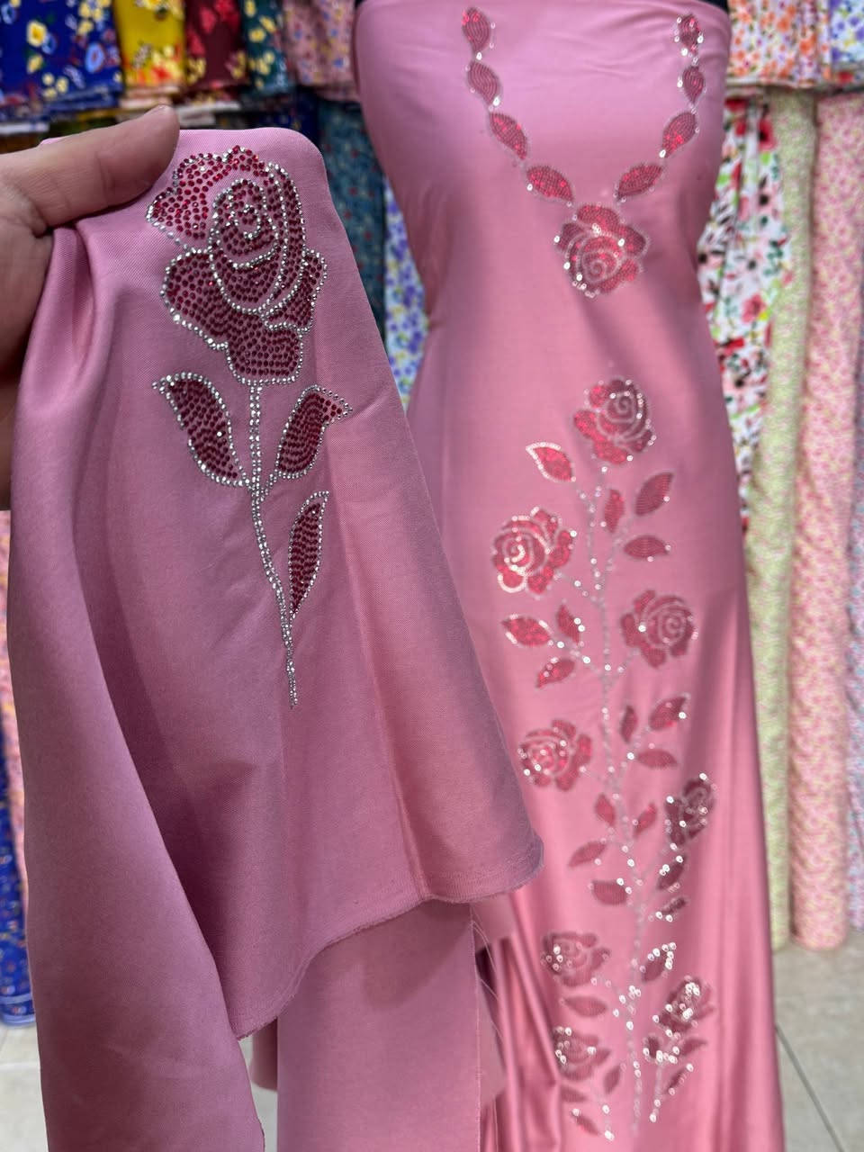 مع بداية الموسم الصيفي
موديلات ونقشات جديده 
قماش كشمير كابوي مطاط الاصلي
منقوش شذر لونين للكاع 
الشذر شرط الغساله والفحص كدام المندوب 
القطعه مترين ونص يتفصل كلوش راهي لجميع الاحجام
توصيل لجميع محافضات العراق 5.000
متوفر جمله ومفرد كميات درازن


**إذا كنت صاحب هذا الإعلان وتريد حذفه لأي سبب، رجاءا أرسل رسالة إلى الدعم الفني**