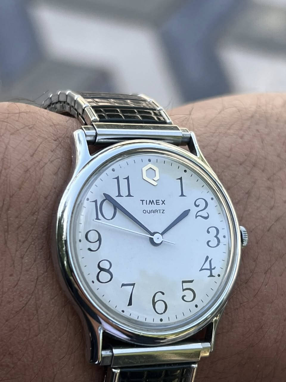 Timex (تايمكس)
•  القطر :40mm
• المحرك (Movement): Quartz (كوارتز)،وتتميز بدقة عالية في ضبط الوقت.
المينا (Dial): لون أبيض لؤلؤي (Off-white) كلاسيكي، يتميز بأرقام عربية سوداء كبيرة وواضحة جداً، مما يسهل القراءة.
العقارب: عقارب سوداء رفيعة بتصميم "Breguet" (التي تنتهي بدائرة صغيرة)، مما يضفي لمسة فخامة "فينتج".
• الشعار: يظهر شعار حرف "Q" عند الساعة 12، وهو رمز تشتهر به إصدارات تايمكس التي تعتمد تقنية الكوارتز منذ السبعينيات والثمانينيات.
• المادة: قاعدة معدنية،مع غطاء خلفي من الفولاذ المقاوم للصدأ
السوار: سوار معدني مرنبنقشة تشبه جلد التمساح يناسب أي حجم معصم دون الحاجة لفك حلقات.
• مقاومة الماء: الساعة مصنفة كـ (Water Resistant)، وهي مقاومة للرذاذ وغسل اليدين
🔸السعر: 65 الف


**إذا كنت صاحب هذا الإعلان وتريد حذفه لأي سبب، رجاءا أرسل رسالة إلى الدعم الفني**