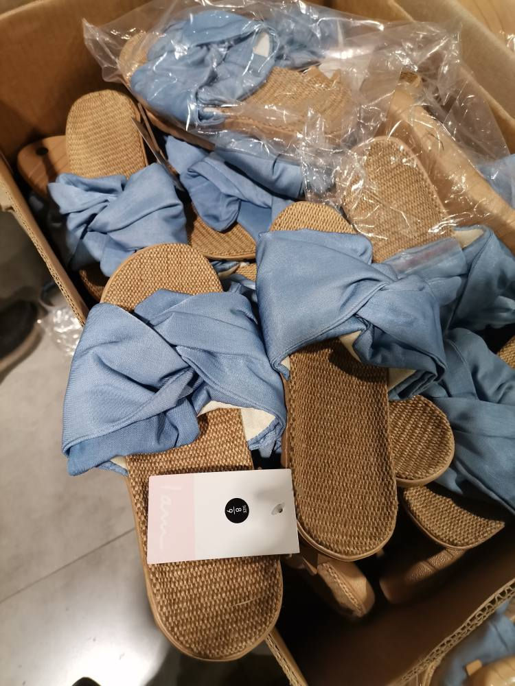 شحاطات سندلي منزلي نسائي متوفر قياسات 36_37
38-39
يعني القياسات مزدوجة
يوجد لدينا توصيل لجميع محافظات
وهناك خصم لكل من يطلب اكثر من ٤ زوج
واتساب ***********

تەنها 3 هەزار نەعلی ژنان بۆ ناو ماڵ
گەیاندنمان هەیە بۆ هەموو شارەکانی کوردستان و عێراق
واتساب *********** السليمانية, العراق
