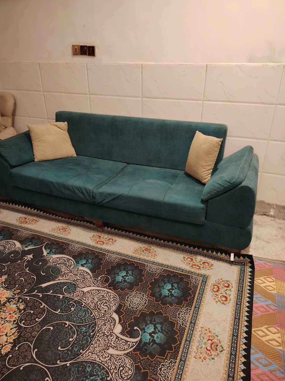 تخم السعر ٤٠٠عشر مقاعد العنوان بغداد زعفرانيه وبي مجال قليل ***********
