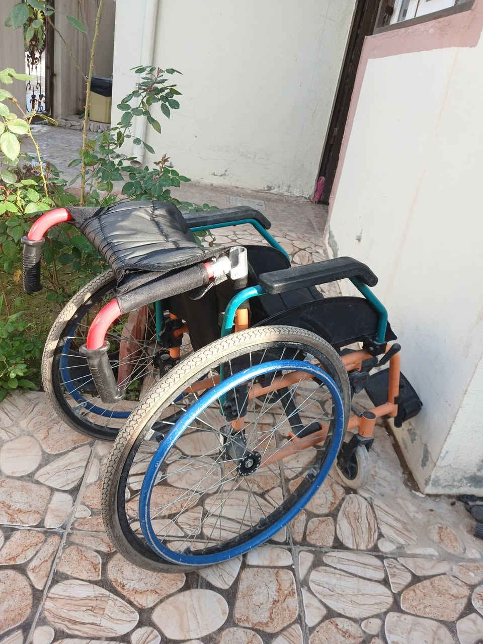 كرسي متحرك للبيع عرض المقعد ٣٣سم للاتصال *********** مكان كركوك
