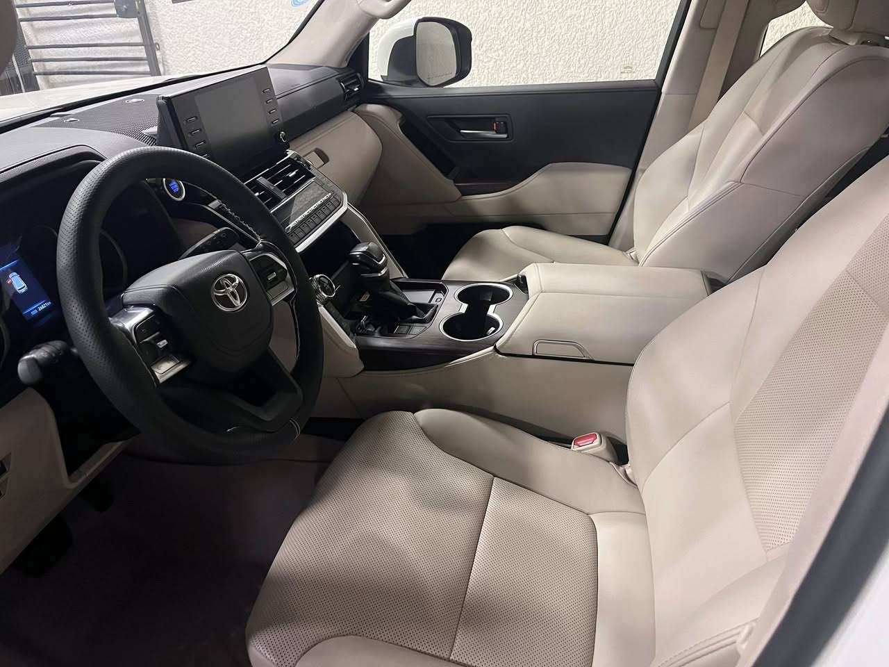 سلام عليكم للبيع لاندكروز م 24 فئه ساز لمتدد ماشيه 26 مكان السياره حي الجآمعه للتواصل
……….مغلفه PPf***********
