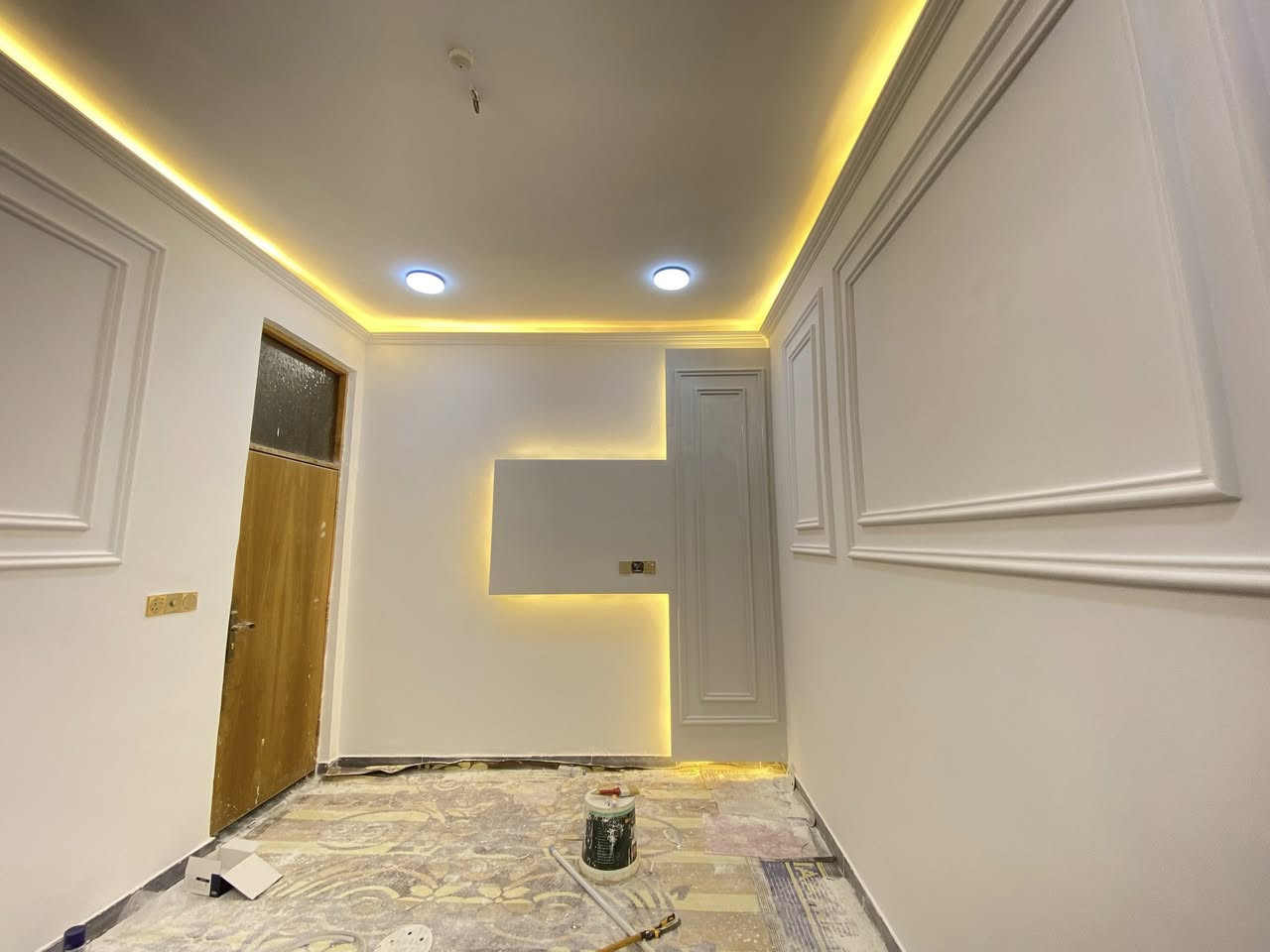 كادر نعمل كافة انواع الديكورات الداخليه والخارجيه فوم بوردكس جبس سقوف ثانويه وكافة انواع الاصباغ وطلس وشغل درجه اوله للاتصال *********** او مراسله الصفحه
