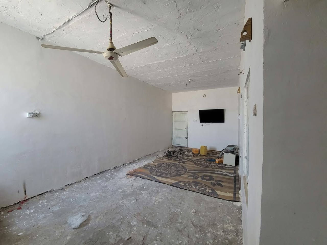 بيت🏠 للايجار 
بشارع المطار القديم يم حسينية ام البنين
صالتين وحده فوك وحده جوه
غرفتين وحده فوك وحده جوه
واستقبال
100م 175الف
***********
