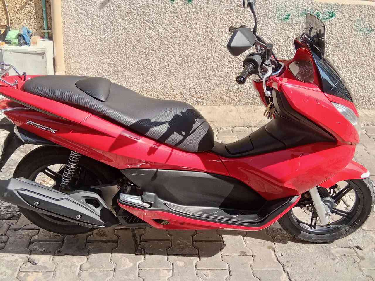 سلام عليكم اخوان 
1- pcx جيل أول مرقم بغداد
دراجة بسمي تحويل ثاني يوم

2- محرك 125cc دراجة نضيفة ماشية 28الف 
كفراتهة امبدلة تجاري 

3- مكاني بغداد الاسكان 
 قرب المنصور  اخوان الشراي يتصل ***********
