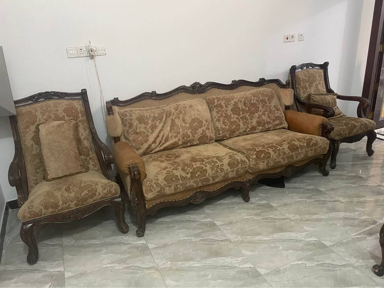 لونهم ماطايح بعده بحيله قويات اربع قطع وحده جبيره وثانيه وسط وثنين صغار  ا
المكان حي القظاة
*********** البصرة, العراق
